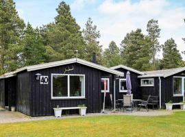 Three-Bedroom Holiday home in Blåvand 77，位于赫欧的度假屋