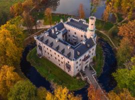Zamek Karpniki Schloss Fischbach，位于鲁穆尼卡的酒店