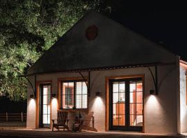 Little Dutch Cabin #3 - 12 min to Magnolia-Baylor，位于Bellmead的酒店