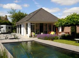 Gardenhouse with private jacuzzi and sauna，位于Teteringen的乡村别墅