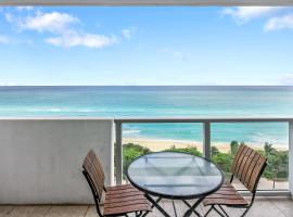 Castle 828 Oceanfront view with balcony, pool, tennis, beach access and free parking!，位于迈阿密海滩的酒店