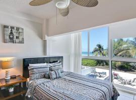 Oceanfront Townhouse with direct access to the Beach! Steps from the sand!，位于迈阿密海滩的酒店