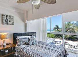 Oceanfront Townhouse with direct access to the Beach! Steps from the sand!，位于迈阿密海滩的度假屋