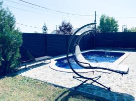 Luxury 3 Bedroom Pool Villa，位于Gulia的酒店