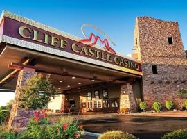 Cliff Castle Casino Hotel，位于坎普维德悬崖城堡赌场附近的酒店