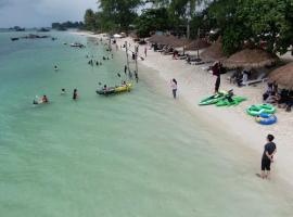 Madu Tiga Beach and Resort，位于丹戎槟榔的豪华帐篷营地
