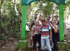 Jungle treking & Jungle Tour booking with us，位于武吉拉旺的青旅