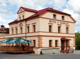 Hotel U Nádraží，位于泰普拉Church of st. Giles附近的酒店