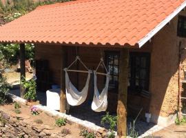 Unique Tiny House with Natural Building Techniques，位于菲盖罗杜什维纽什的酒店