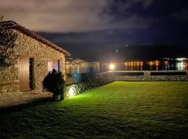 The Little Stone House by the Lake，位于卡斯托里亚的公寓