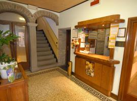 加利餐厅酒店，位于皮耶韦佩拉戈的酒店