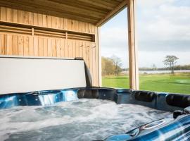 Platinum Lakeside Lodge at Mullans Bay，位于Kesh的酒店