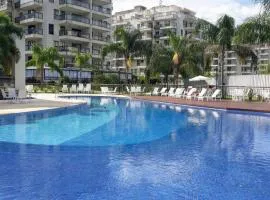 LINDO APTO, FRENTE MAR, VISTA MONTANHA. A 900m DA PRAIA DE ITACURUÇÁ