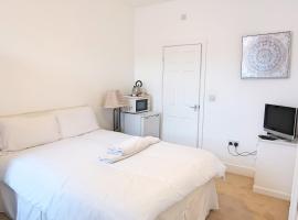 Whitburn Guest House About 7 mins Walk To The City Free Internet TV，位于唐克斯特的酒店