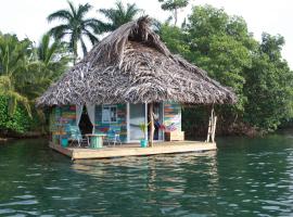 El Toucan Loco floating lodge，位于Tierra Oscura的住宿加早餐旅馆