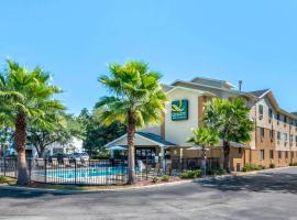Quality Inn & Suites Leesburg Chain of Lakes，位于利斯堡的酒店