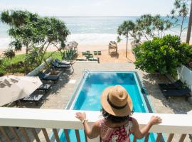 At Ease Beach Hotel，位于希克杜沃的酒店