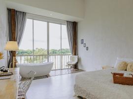 White Wall Riverfront Hotel，位于甘烹碧的酒店