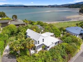 BEACH FRONT:Palms-on-the-beach.KAITERITERI.，位于凯特里特里的山林小屋