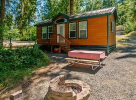 Chehalis Camping Resort Cottage 1，位于Onalaska的度假园