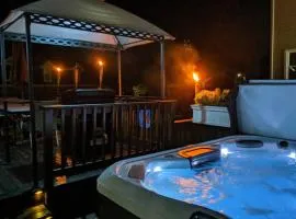 Chain O Lakes Nautical 4Bed 3Bath Waterfront with Bonus Room, Large Deck and Hot Tub