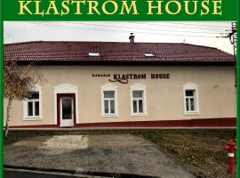 Kamarás Klastrom House，位于莫悠罗德匈牙利大奖赛巡回赛附近的酒店