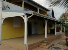 Maison de 2 chambres avec vue sur la mer jardin clos et wifi a Lamentin