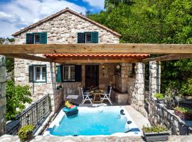 Stonehouse Korlat with open-air jacuzzi，位于Podšpilje的酒店