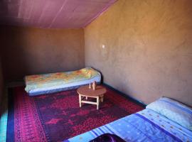 sahara desert camp tours，位于扎古拉的露营地