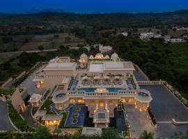 Aurika, Udaipur - Luxury by Lemon Tree Hotels，位于乌代浦Sajjangarh Fort附近的酒店