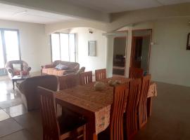 4 bedrooms appartement with furnished balcony at Curepipe，位于Curepipe的酒店