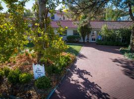 Casa Blanca Inn and Suites