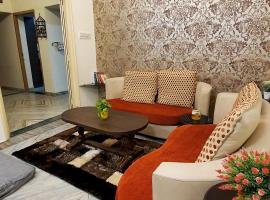 Aditya Premium HomeStay- Furnished Air Conditioned- 2BHK，位于贾巴尔普尔的酒店