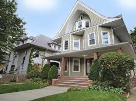 Gorgeous Victorian House!! Entire suite in SAM's home，位于布鲁克林的酒店