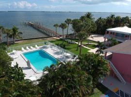 Caribbean Shores Waterfront Resort，位于詹森比奇的酒店