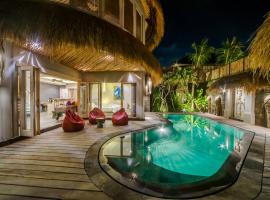 Luxury Villas Merci Resort 3BR Seminyak #2，位于库塔的带按摩浴缸的酒店