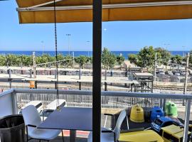 Luxury Apartment Accommodation, next to beach & train station Calella，位于卡里拉的海滩短租房