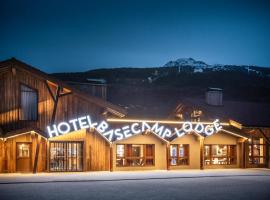 Hotel Base Camp Lodge - Bourg Saint Maurice，位于圣莫里斯堡的滑雪度假村