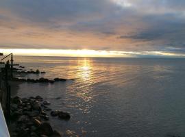 A Day at the Lake Cottage，位于Colchester的酒店