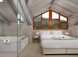 Hotel Boutique Mediod&iacute;a & Apartments，位于普兰的带热水浴缸的酒店