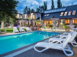 Alzbeta resort - Aqua & Wellness，位于利普托斯基米库拉斯的带泳池的酒店