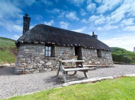 Tigh Phadraig at Marys Thatched Cottages，位于Elgol的酒店