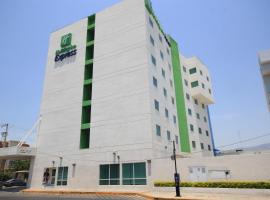 图斯特拉-古铁雷斯拉马里巴智选假日酒店，位于图斯特拉古铁雷斯的带停车场的酒店