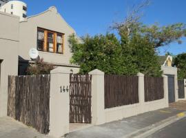 Winelands beach cottage，位于开普敦的高尔夫酒店