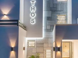 Lithos Luxury Suites，位于提诺斯的带按摩浴缸的酒店