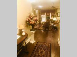 5 Star French Country Manor! Near LaTech and Squire Creek Golf Course，位于拉斯顿的酒店