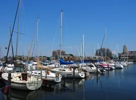 水牛城机场快捷假日&套房酒店