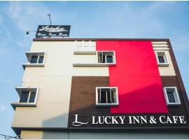 RedDoorz Plus At Lucky Inn Hotel Panakkukang，位于马卡萨的酒店