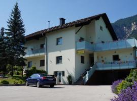 Gästehaus Tschertou，位于费拉赫的带停车场的酒店