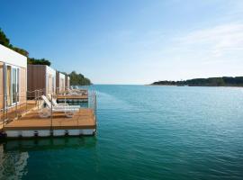 Marina Uno Floating Resort，位于利尼亚诺萨比亚多罗的船屋